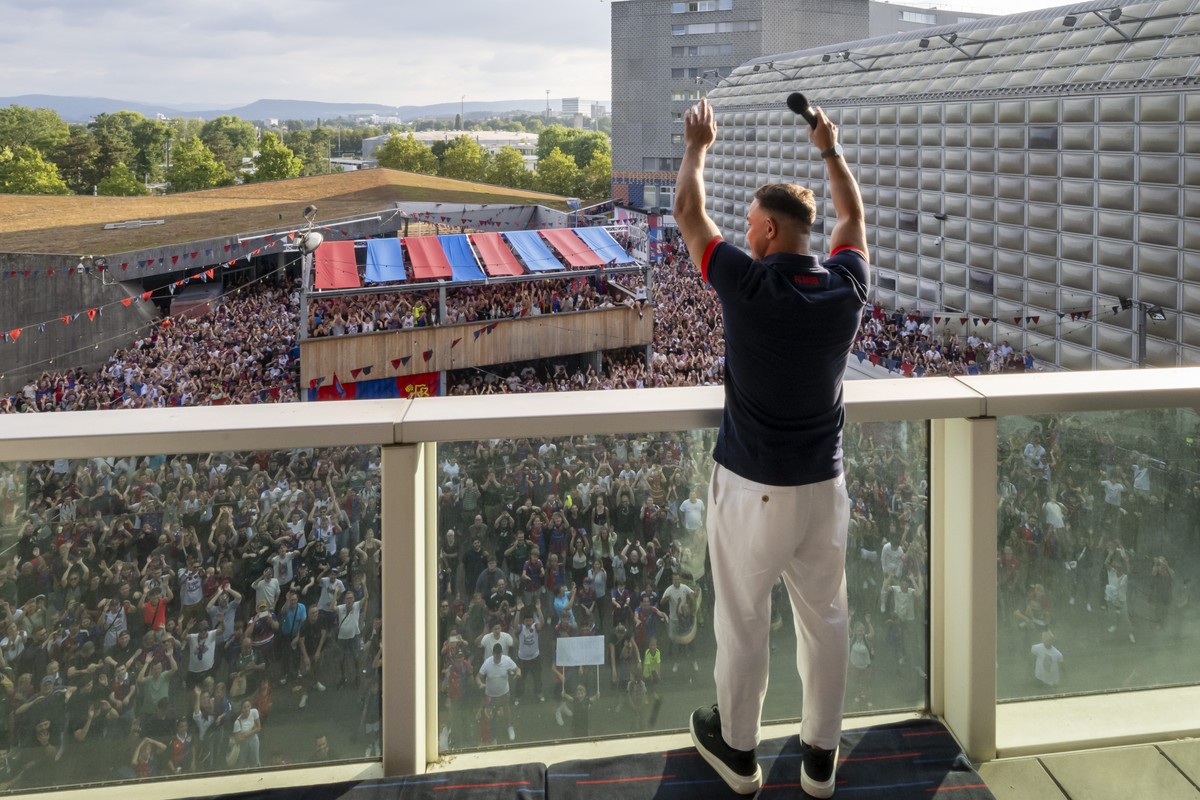 Xherdan Shaqiri wird von den Fans empfangen vor dem Stadion St. Jakob-Park in Basel, am Montag, 19. August 2024. Nach zwoelf Jahren im Ausland kehrt Shaqiri mit einem Vertrag bis 2027 zu seinem Jugend ...