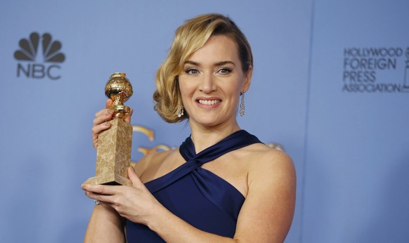 Kate Winslet mit ihrem goldenen Globen: Die Britin gewann den Preis für ihre Rolle in «Steve Jobs». Es ist shcon die vierte solche Trophäe, die sie in ihrer Karriere entgegennimmt.