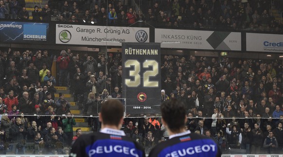 Vor dem Spiel wird der langjährige SCB-Stürmer Ivo Rüthemann verabschiedet. Seine Rückennummer 32 sperrt der Klub.