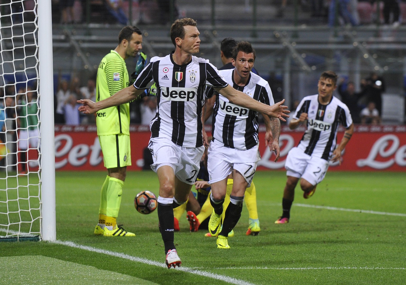 Football Soccer - Inter Milan v Juventus - Serie A - San Siro, Milan, Italy - 18/9/16
Juventus&#039; Stephan Lichtsteiner celebrates scoring their first goal 
Reuters / Giorgio Perottino
Livepic
E ...