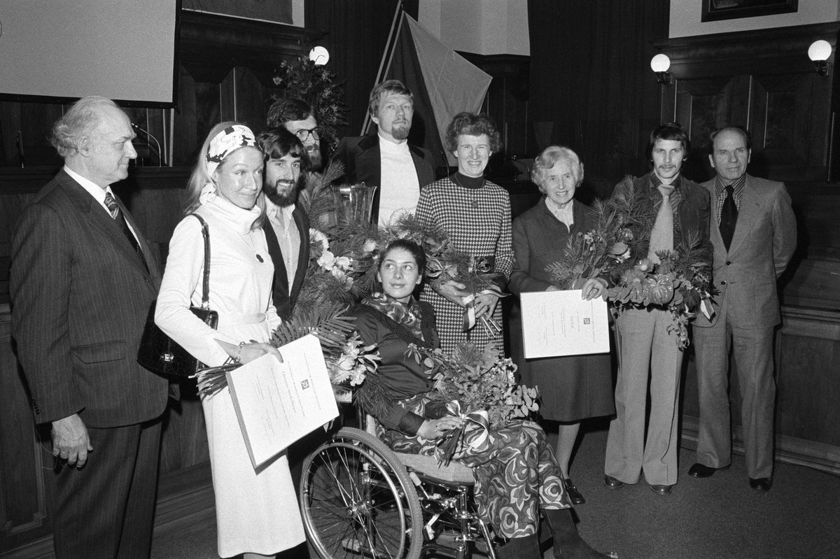 Anlaesslich der Wahl zum Sportler des Jahres 1976 wurden folgende Sportler und Sportlerinnen ausgezeichnet: Olypiasieger und Sportler des Jahres Heini Hemmi, Valbella, Olypiasiegerin und Sportlerin de ...