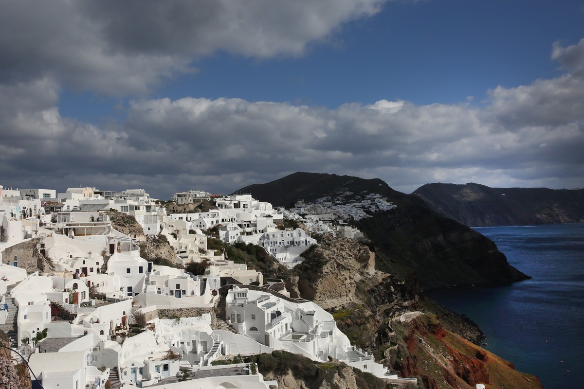 epa11876578 A view of the almost evacuated village of Oia on Santorini island, Greece, 05 February 2025. Due to a wave of seismic activity near Santorini, the municipality advised the emptying of wate ...