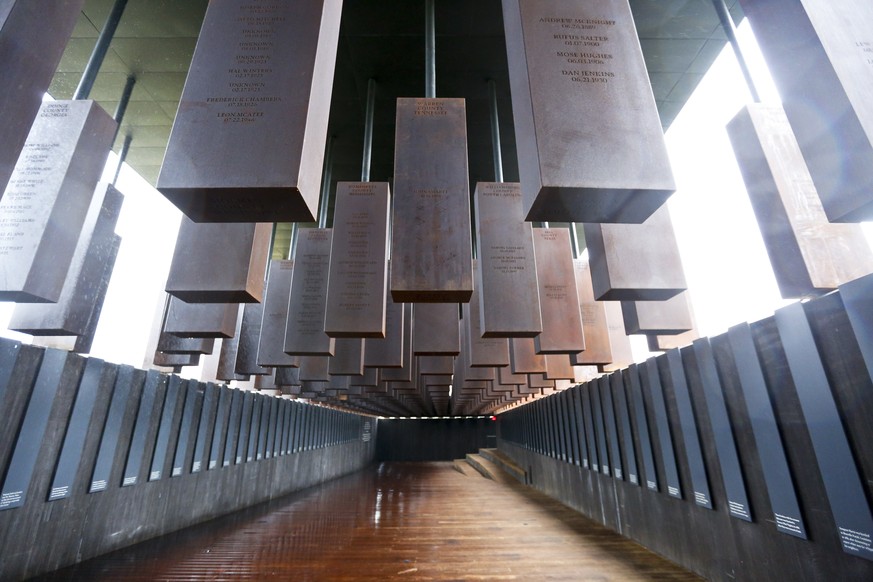 800 Stahlplatten mit den Namen von Lynchopfern hängen von der Decke des National Museum for Peace and Justice.