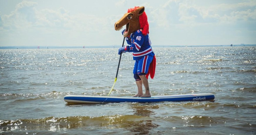 Dein Hockey-Zeug an den Strand mitnehmen? Musst du nicht. Es läuft genug für deinen benötigten Hockey-Fix.