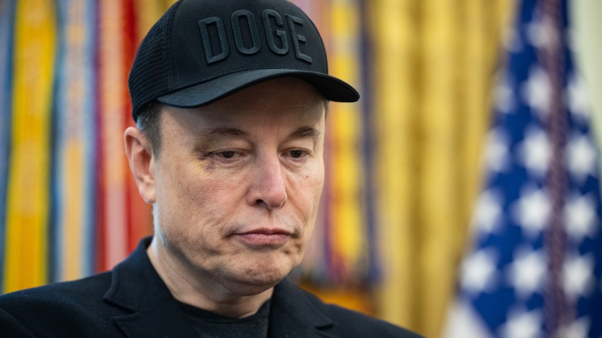 epa12146138 Elon Musk attends a press conference with US President Trump in the Oval Office at the White House in Washington, DC, USA, 30 May 2025. EPA/FRANCIS CHUNG / POOL