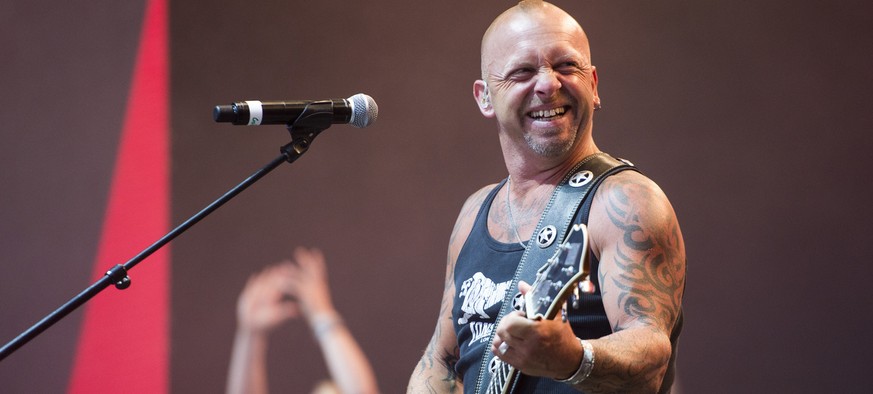 Der Berner Mundartrocker Goelae am Samstag, 21. Juni 2014, am Musikfestival &quot;Allmend Rockt&quot; in der Swisspor Arena in Luzern. (KEYSTONE/Sigi Tischler)