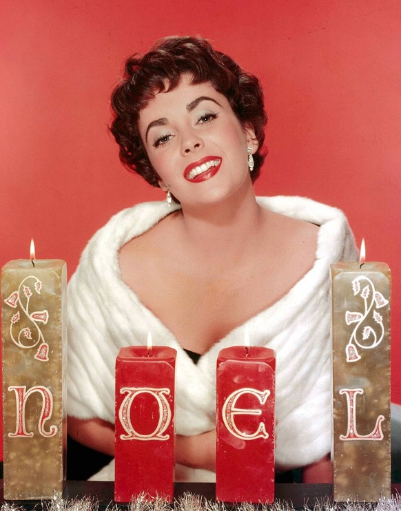 Christmas themed publicity photo of Elizabeth Taylor, circa 1952 Hollywood CA USA PUBLICATIONxINxGERxSUIxAUTxONLY Copyright: xThexLegacyxCollectionx 31537_616

Christmas themed Publicity Photo of Eliz ...