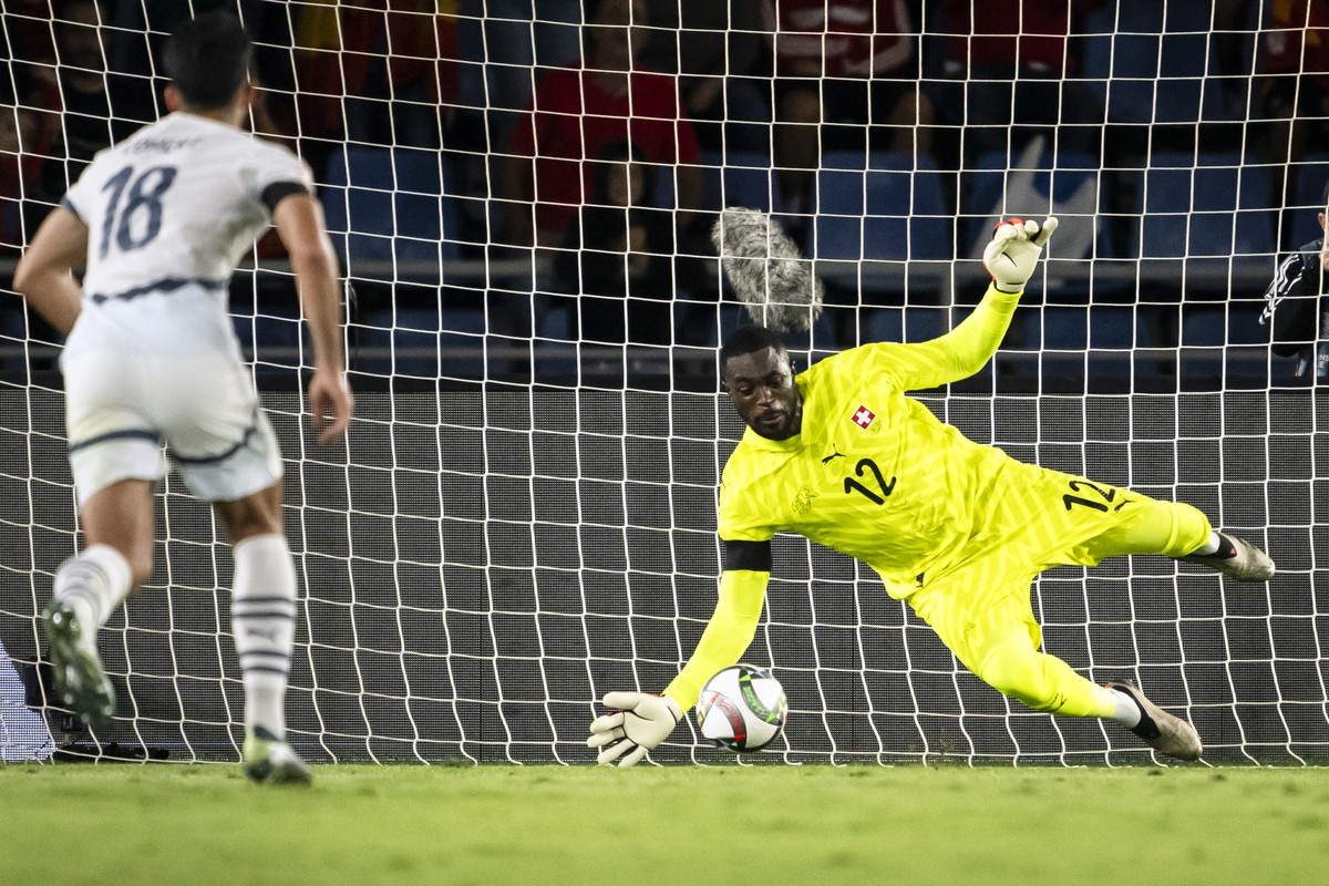 epa11727985 Switzerland's goalkeeper Yvon Mvogo, right, saves a penatly by Spain's Pedri during the UEFA Nations League soccer match between Spain and Switzerland in Santa Cruz de Tenerife,  ...