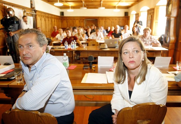 Der Aegyptische Investor Samih Sawiris, links, bei der Projektvorszellung mit der Urner Regierungsraetin Heidi Zgraggen, rechts, anlaesslich der Pressekonferenz der AADC (Andermatt Alpine Destination  ...