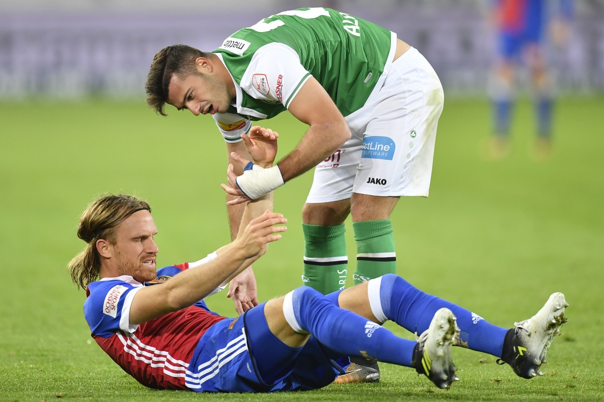 Der St. Galler Albian Ajeti, oben, und Basels Michael Lang, im Fussball Super League Spiel zwischen dem FC St. Gallen und dem FC Basel, am Mittwoch, 20. September 2017, im Kybunpark in St. Gallen. (KE ...