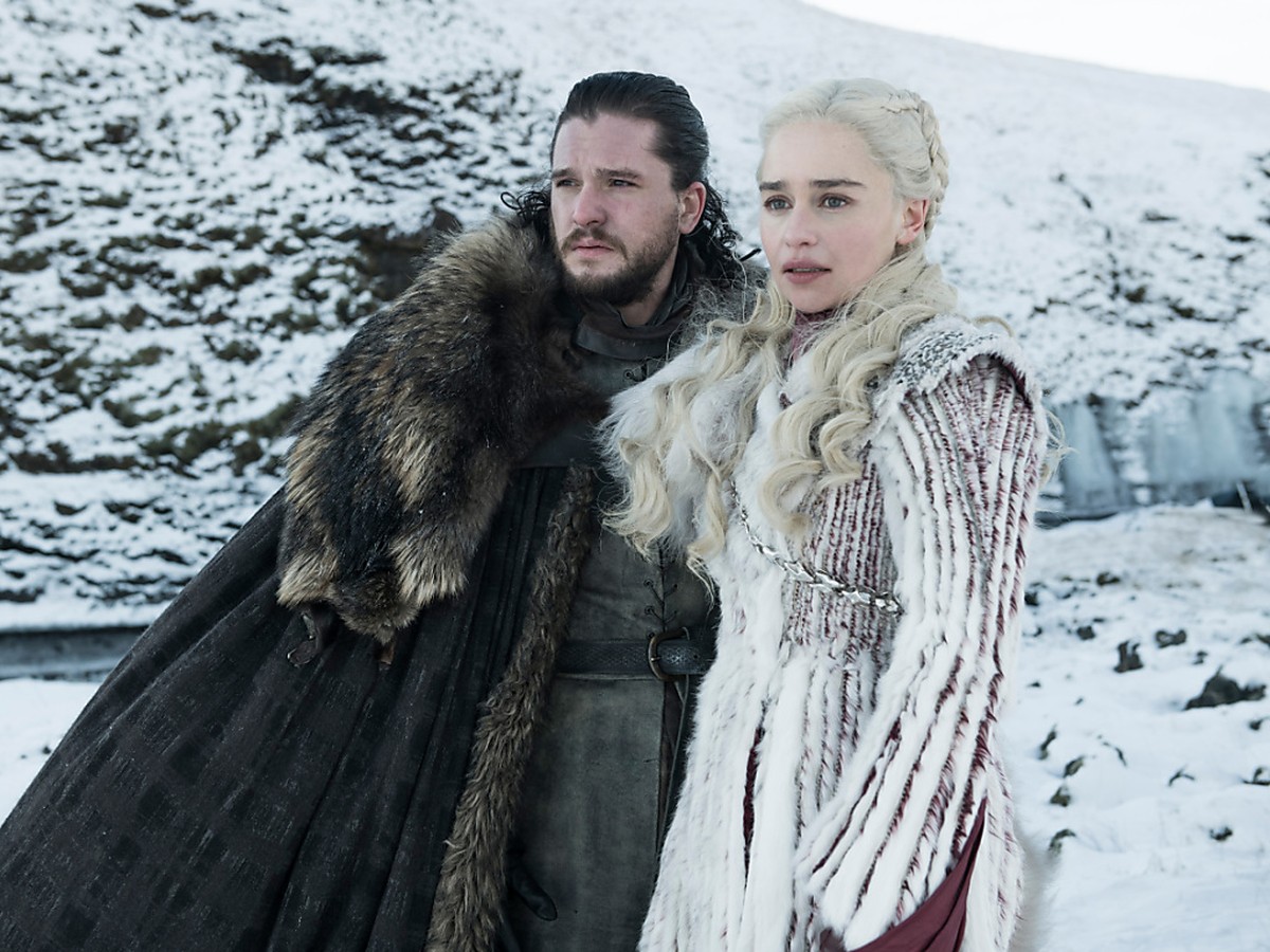 Die Schauspieler Kit Harington (als Jon Snow) und Emilia Clarke (Daenerys Targaryen) in einer Szene aus der ersten Folge der letzten Staffel der HBO-Hitserie "Game of Thrones".