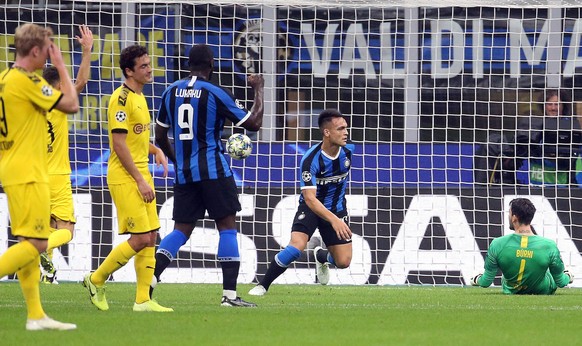 epa07944149 Inter Milans Lautaro Martinez (2-R) celebrates scoring during the UEFA Champions League group F soccer match between FC Inter and Borussia Dortmund at the Giuseppe Meazza stadium in Milan, ...
