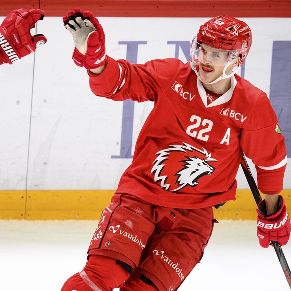 L&#039;attaquant lausannois Christoph Bertschy, droite, celebre le 2 a 0 avec le defenseur lausannois Lukas Frick, gauche, lors du match a huis clos du championnat suisse de hockey sur glace de Nation ...