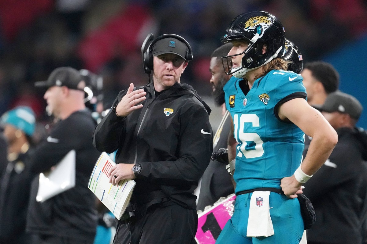 NFL, American Football Herren, USA London Games-Los Angeles Rams at Jacksonville Jaguars Oct 19, 2025 London, United Kingdom Jacksonville Jaguars head coach Liam Coen talks with quarterback Trevor Law ...
