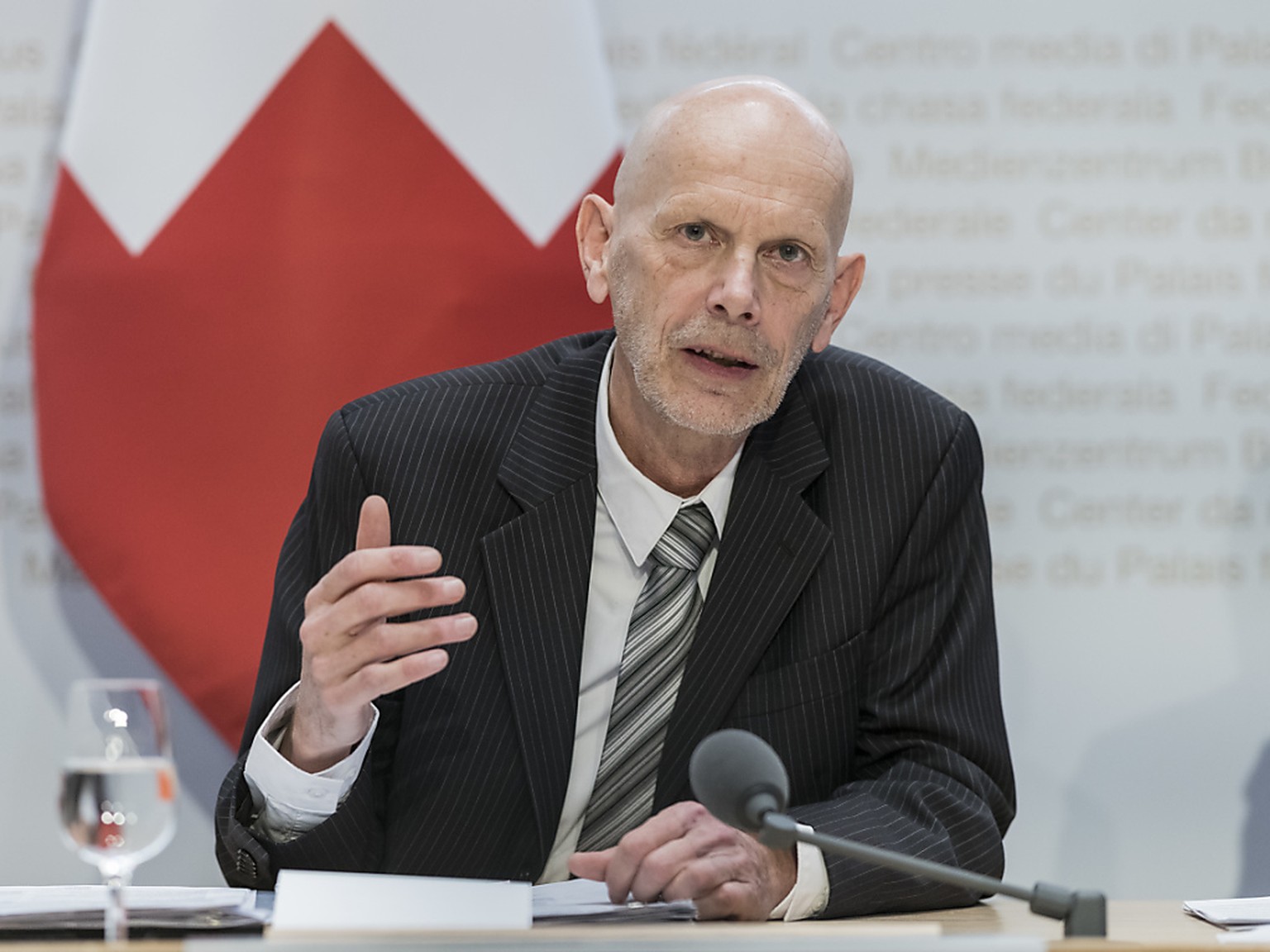 Daniel Koch, Leiter der Abteilung übertragbare Krankheiten, im Bundesamt für Gesundheit, informiert über die neuen Massnahmen gegen die Ausbreitung des Coronavirus am Freitag in Bern.