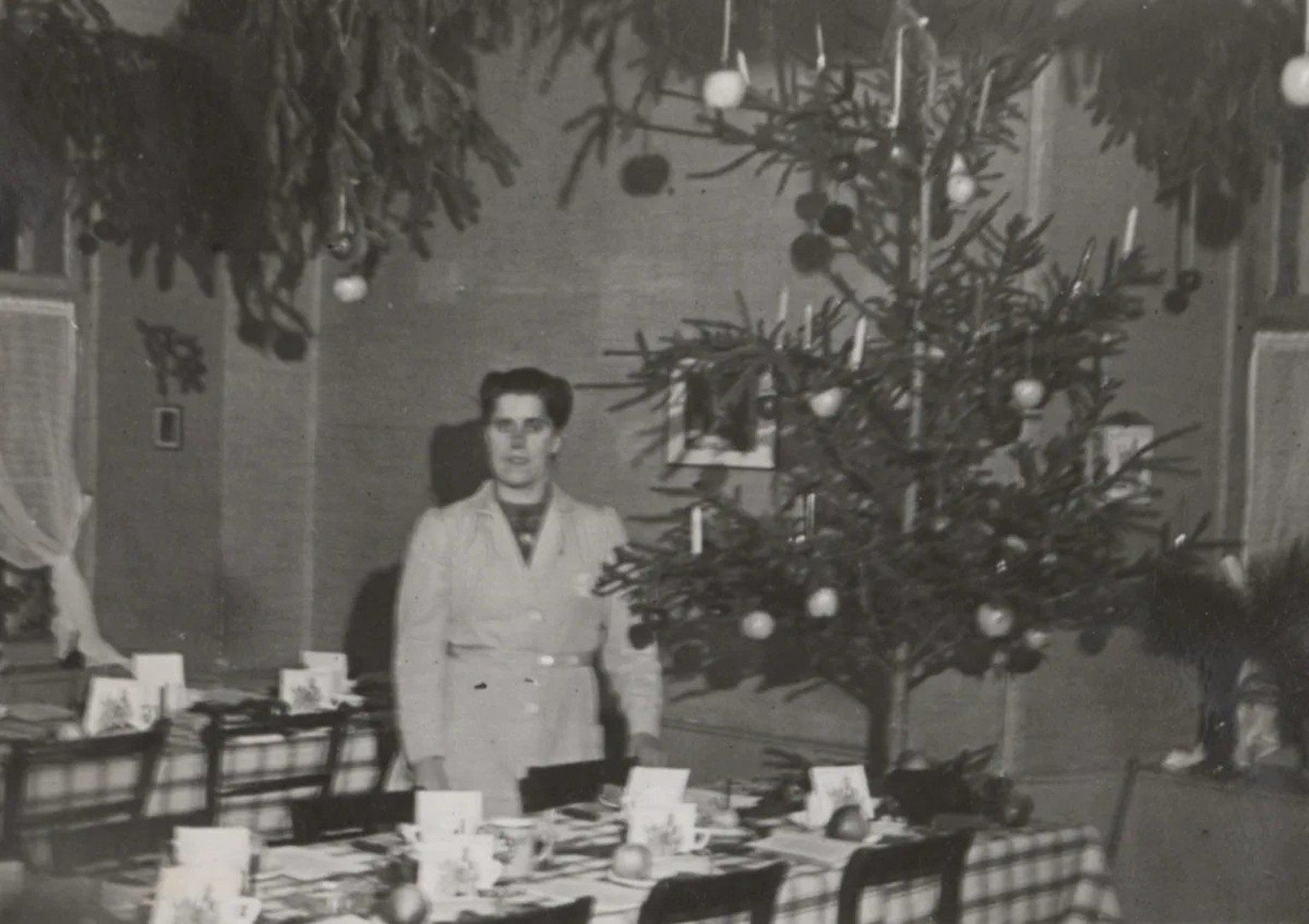 Ein Einsatz Bosserts als Soldatenmutter an einer Weihnachtsfeier in der Soldatenstube Waldenburg, 1941.