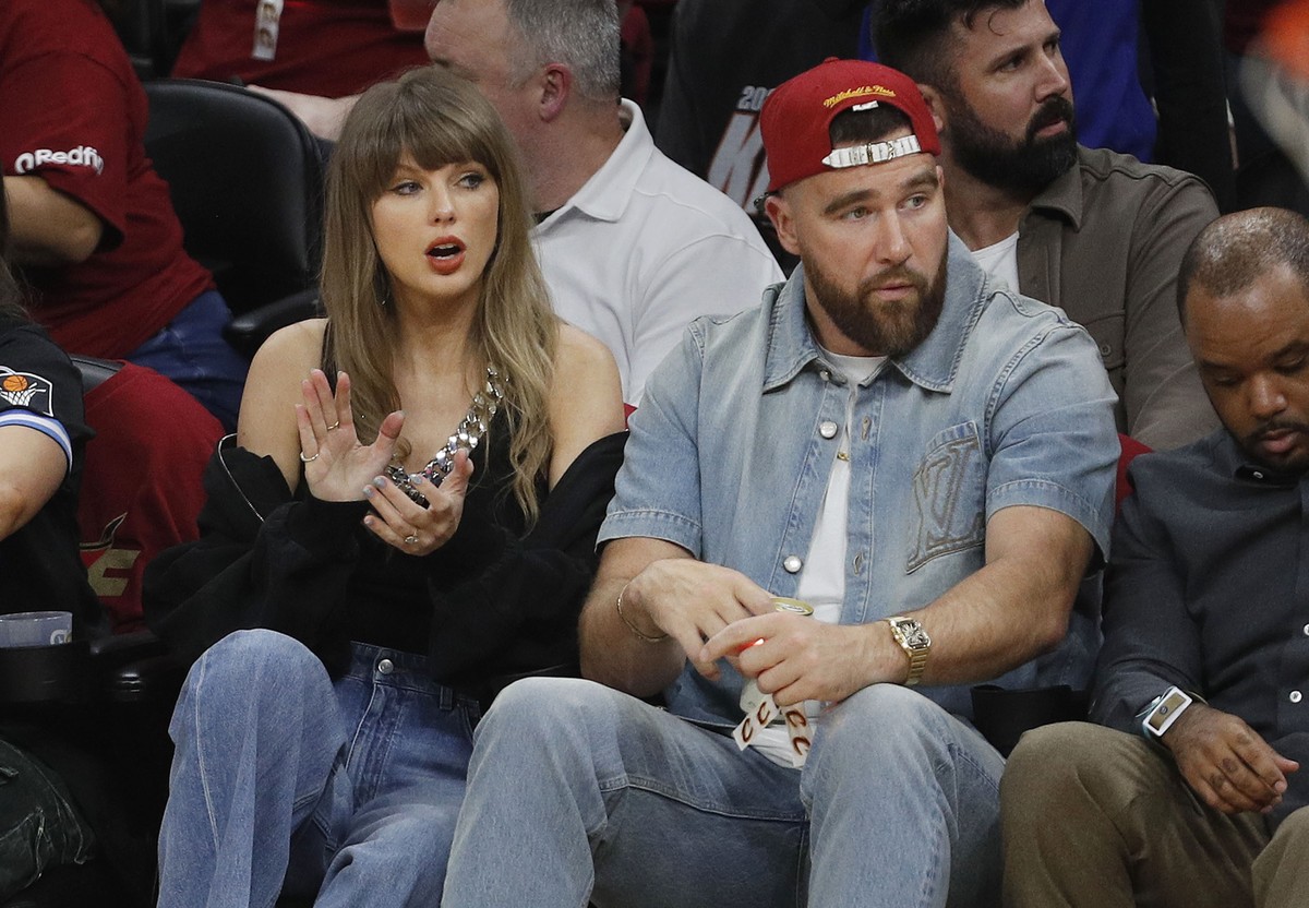 epa12989321 Taylor Swift (L) and Travis Kelce (R) watch from the sideline during game 3 of the NBA East Conference Finals between the Cleveland Cavaliers and the New York Knicks in Cleveland, Ohio, US ...