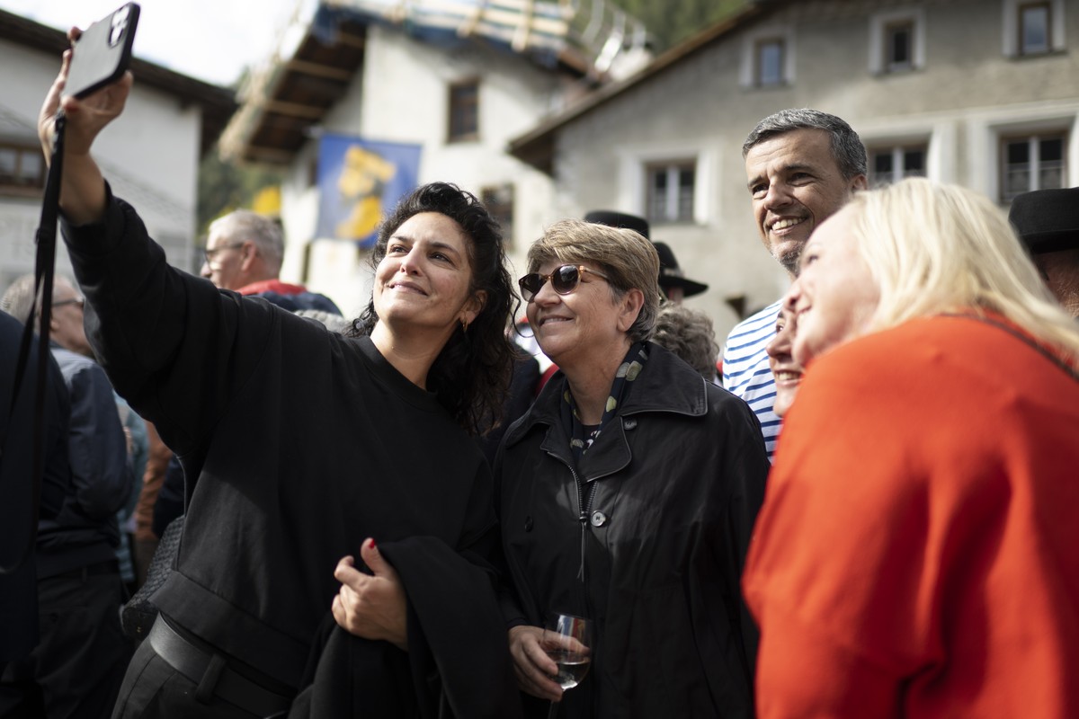 Bundesraetin Viola Amherd posiert fuer ein Foto, beim Treffen mit der Bevoelkerung nach der Bundesratssitzung "extra muros", am Mittwoch, 12. Oktober 2022, auf dem Dorfplatz in Muestair. (KE ...