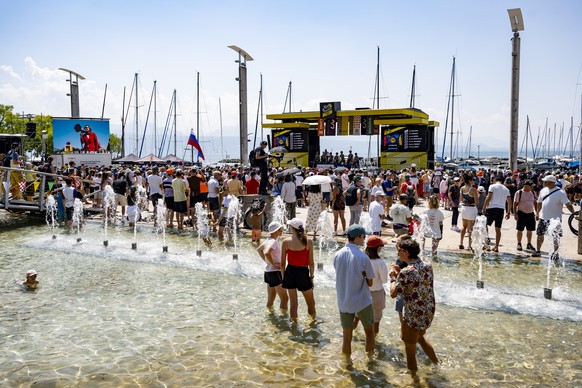 epa13146110 Fans watch the team presentations during the first stage a 137 km loop from Lausanne to Lausanne at the 5th edition of the Women's Tour de France cycling race (Tour de France Femmes), ...