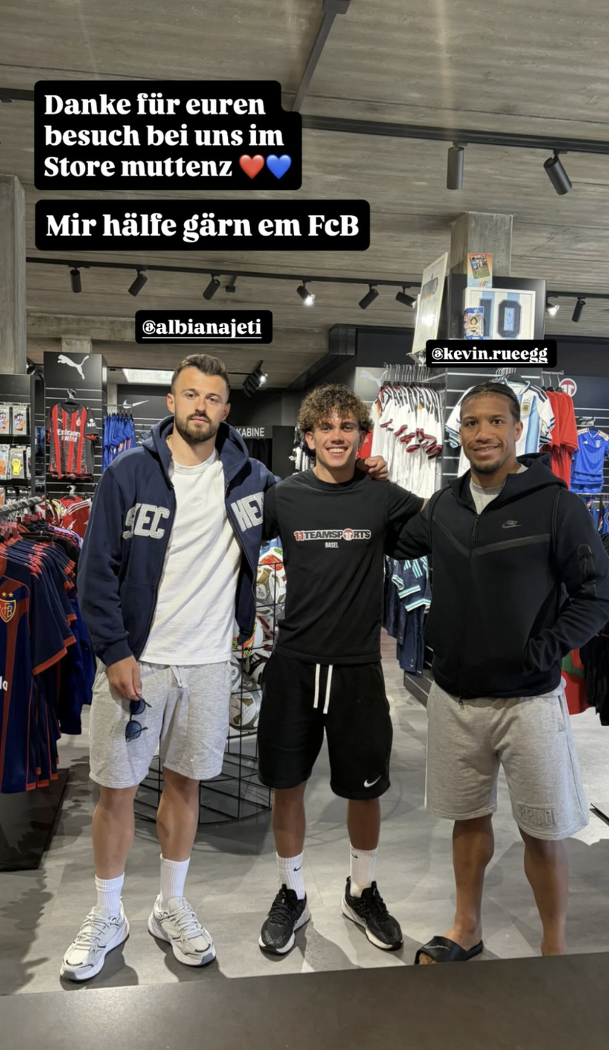 In den sozialen Medien kursieren diverse Bilder, welche Spieler und Staff des FCB beim Einkauf von neuem Material zeigen. Hier Albian Ajeti (links) und Kevin Rüegg (rechts) in einem Laden in Muttenz.