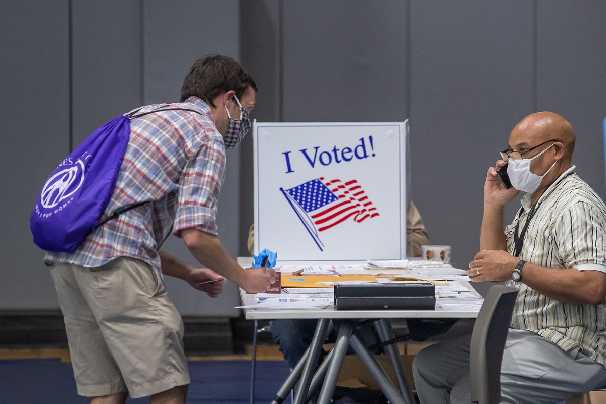 epa08476270 A voter casts their ballot at Dekalb County's Decatur Recreation Department precinct in the coronavirus-delayed Georgia presidential preference primary election in Decatur, Georgia, U ...