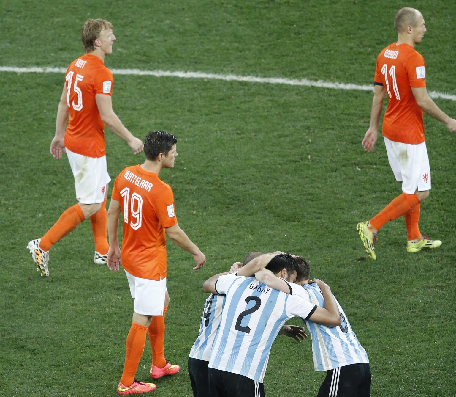 Hellblauer Jubel, oranger Frust: Argentinien eliminiert Holland, zieht in den WM-Final ein.