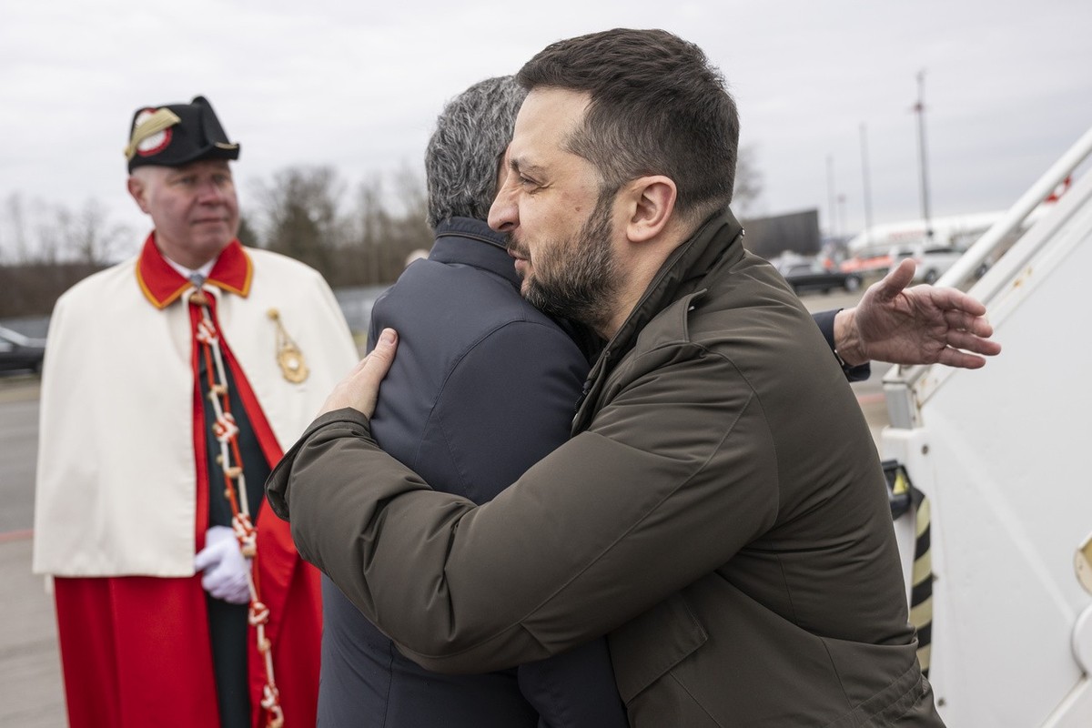 Switzerland's Foreign Minister Federal Councillor Ignazio Cassis, center, welcomes Volodymyr Zelenskyy, President of Ukraine, on Monday, January 15, 2024 on the Airport of Zurich Kloten, Switzerl ...