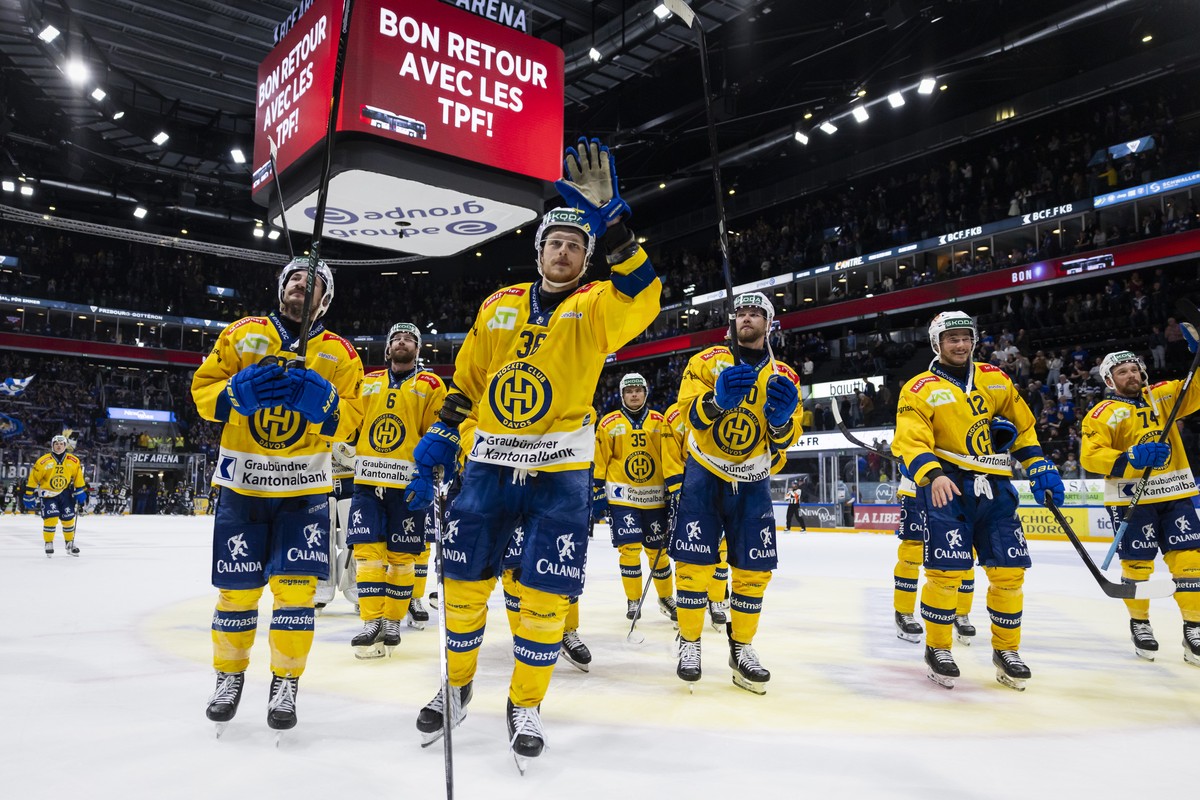 Die Davoser Spieler bedanken sich bei den Fans nach dem Sieg im zweiten Eishockey Playoff Finalspiel der National League zwischen HC Fribourg-Gotteron (HCFG) und HC Davos (HCD), am Montag, 20. April 2 ...