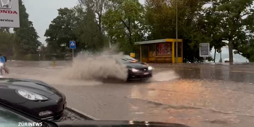 Heftige Regenfälle setzen Stäfa unter Wasser.