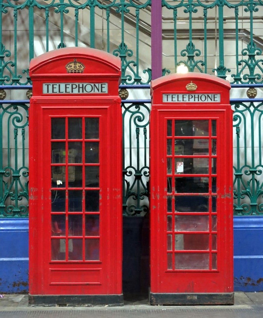 K2 (1924, left) and K6 (1936, right) Telephone Kiosks at smithfield market, London. 

https://en.wikipedia.org/wiki/Red_telephone_box