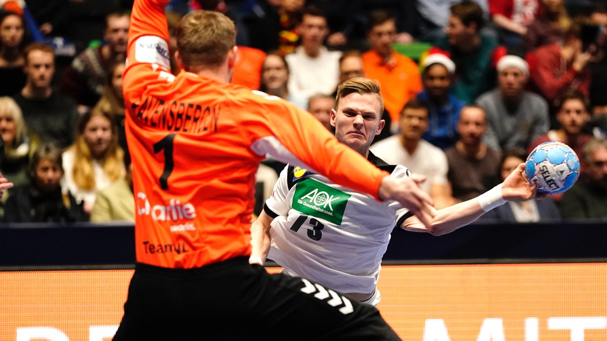 epa08114996 Timo Kastening of Germany and goalkeeper Bart Ravensbergen of the Netherlands during the men's EHF Handball European Championship preliminary round match between Germany and the Nethe ...