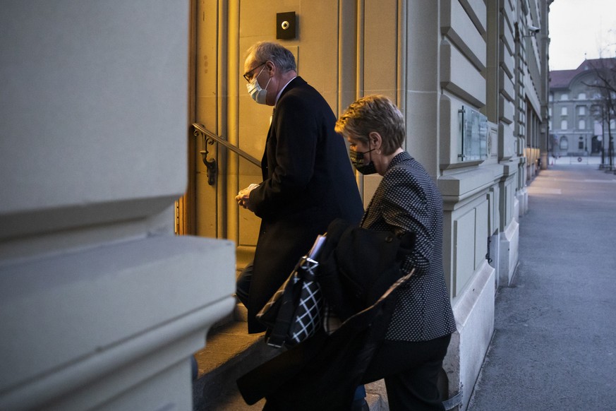 Bundespraesident Guy Parmelin, links, und Bundesraetin Karin Keller-Sutter betreten das Medienzentrum des Bundeshauses vor einer Medienkonferenz des Bundesrates zu den Eidgenoessischen Abstimmungen, a ...