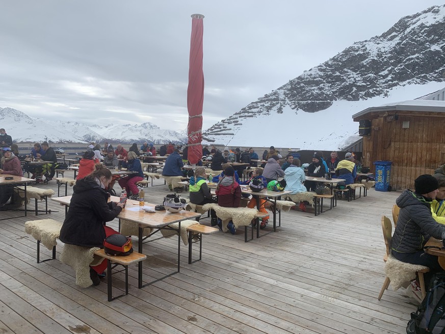 Höchstens vier Personen in einer Gruppe und viel Platz zwischen den Tischen. So verpflegt man sich im Corona-Winter im Skigebiet.