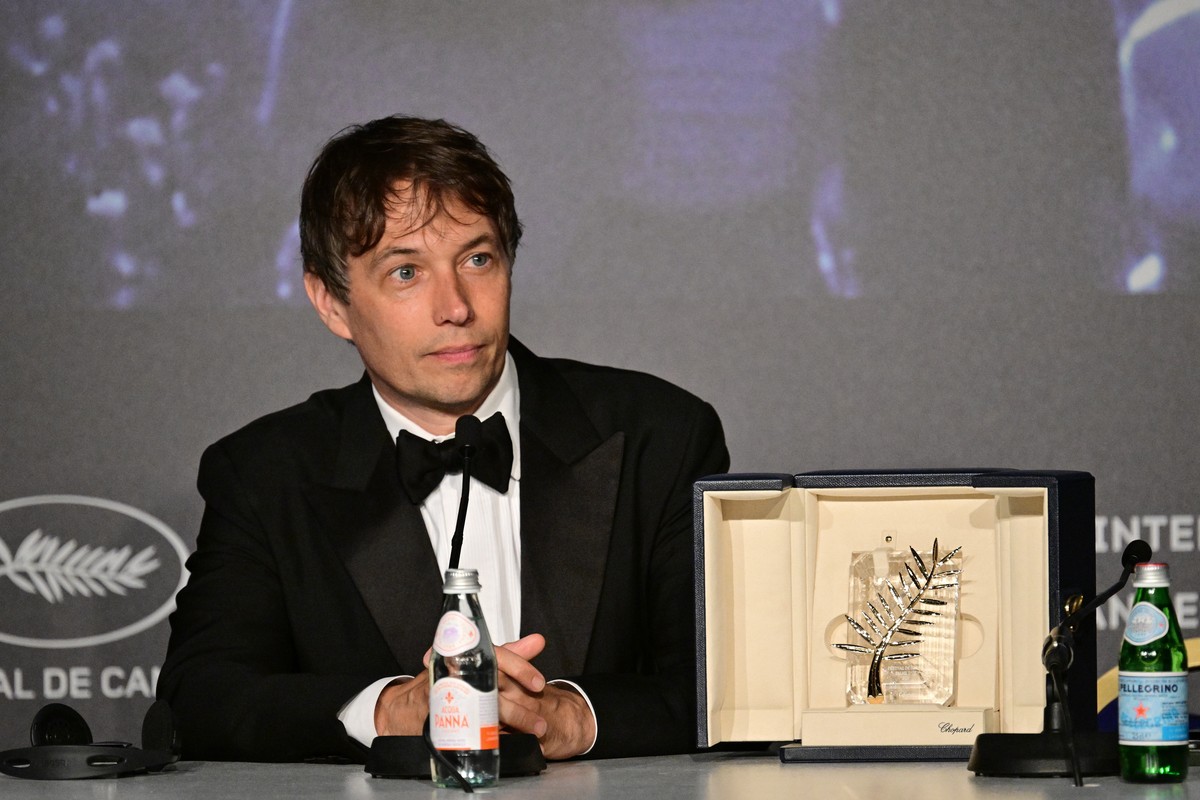 epa11370164 Sean Baker, winner of the 'Palme D'Or' Award for 'Anora,' attends the Palme D'Or winner press conference of the 77th annual Cannes Film Festival, in Cannes, F ...