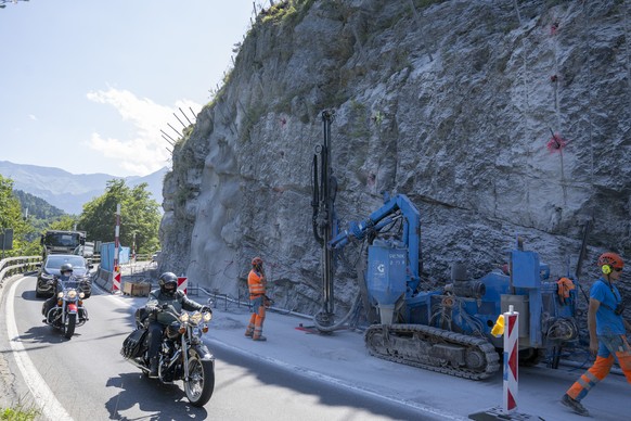 KEYPIX - Der Fels der Ochesenwaldkurve an der Bruenigpass Strasse auf Obwaldner Seite wird nach einem Steinschlag zum Teil abgebaut und gesichert, am Donnerstag, 7. August 2025 auf dem Bruenigpass. Di ...