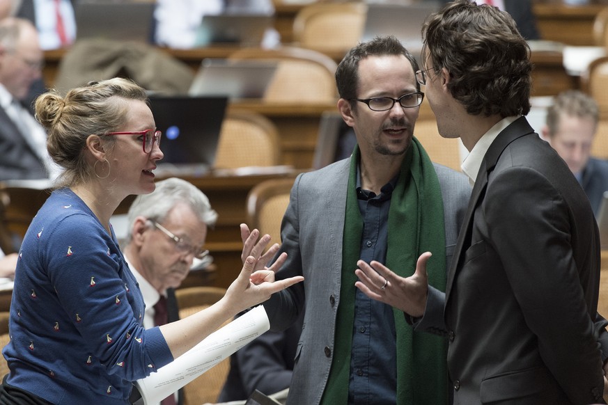 Die Gruenen Aline Trede (BE), Balthasar Glaettli (ZH) und Bastien Girod (ZH), von links, befassen sich mit der bevorstehenden Debatte ueber die Energiestrategie 2050 und den Atomausstieg, waehrend den ...