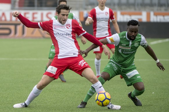 Thuns Sven Joss, links, im kampf um den Ball gegen St.Gallens Nzuzi Toko, rechts, beim Fussballspiel der Super League zwischen dem FC Thun und dem FC St. Gallen am Sonntag, 4. März 2018 in der Stockho ...