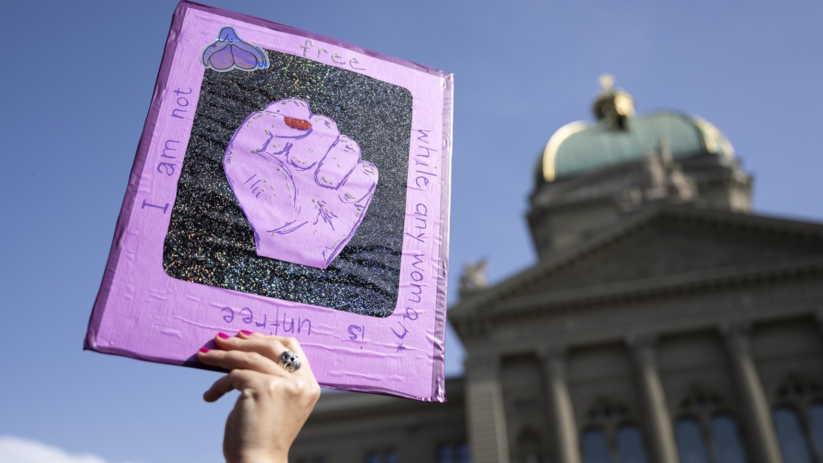 Eine Frau protestiert mit ein Plakat anlaesslich der Kundgebung des Feministischen Streiks 2025 unter dem Motto "United in Resistance - Vereint im Widerstand" auf dem Bundesplatz vor dem Bun ...
