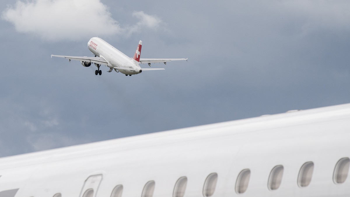 Ein Flugzeug der Swiss hebt ab, anlaesslich den Vorbereitungen fuer den Rueckflug vom Flughafen Duebendorf nach Kloten zur Wiederaufnahme des Flugbetriebes nach der Corona Pandemie, aufgenommen am Mon ...