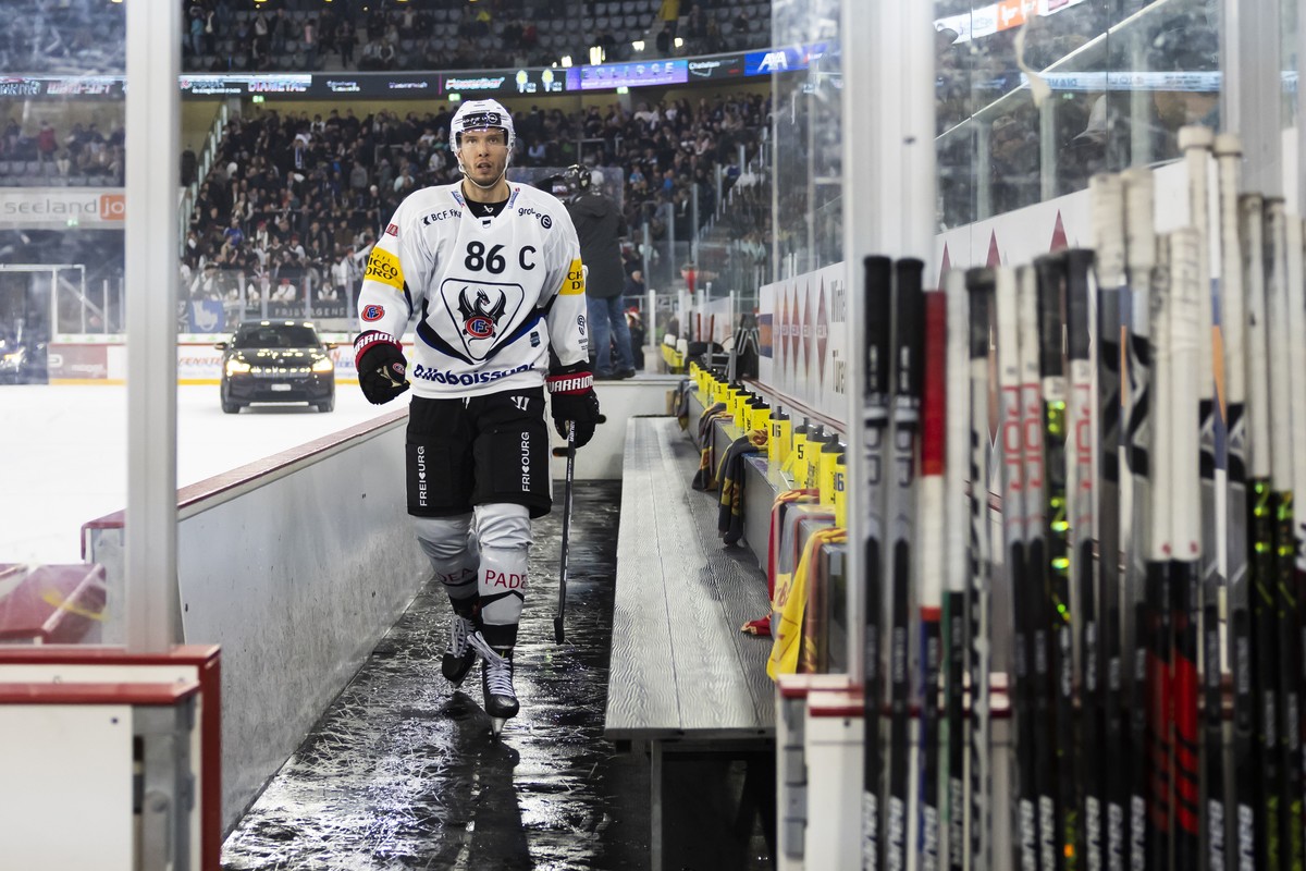 ARCHIV - ZUR STORY VON JULIAN SPRUNGER STELLEN WIR IHNEN FOLGENDES BILDMATERIAL ZUR VERFUEGUNG - Gotterons Julien Sprunger geht in die erste Drittelspause, im Eishockey Meisterschaftsspiel der Nationa ...