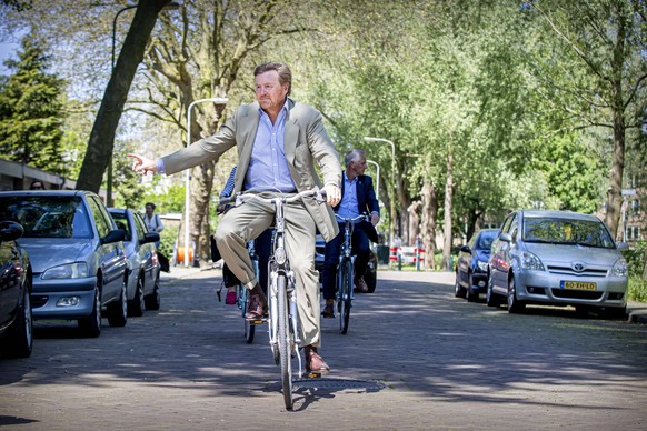 01-06-2021 Mariahoeve King Willem-Alexander visited by bicycle Het Spaarwaterveld in Hout Bezuidenhout in The Hague and De Lichtpuntjes in Mariahoeve, The Hague.  PUBLICATIONxINxGERxSUIxAUTxOnly Copyright ...