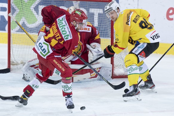 Tigers Julian Schmutz, links, und Goalie Ivars Punnenovs kaempfen gegen Berns Ted Brithen, rechts, um den Puck, waehrend dem Meisterschaftsspiel der National League zwischen den SCL Tigers und dem SC  ...