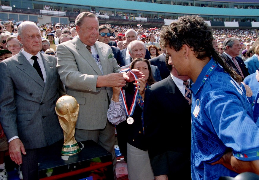Nur anschauen, nicht anfassen: Baggio muss den WM-Pokal stehen lassen und sich stattdessen die Silbermedaille umhängen lassen.