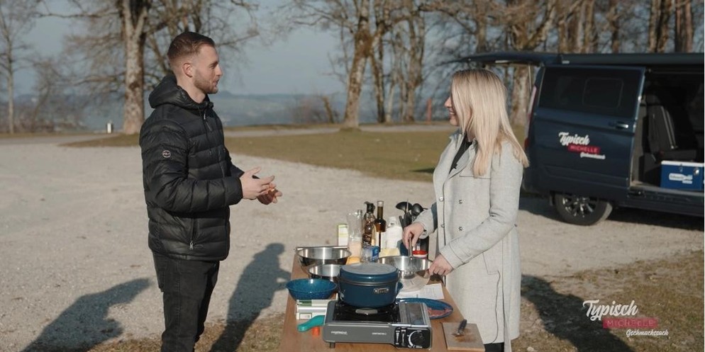Michelle Steiner-Bernhard kocht mit ihren prominenten Gästen draussen: Der erste Gast ist der Berner Boxer Alain Chervet.
