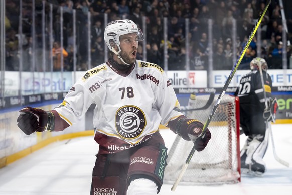 Marc-Antoine Pouliot (GSHC), jubelt nach seinem Tor zum 3-1 vor Torhueter Reto Berra (HCFG), im Spiel der Eishockey National League zwischen Fribourg-Gotteron, HCFG, und Geneve-Servette HC, GSHC, am S ...