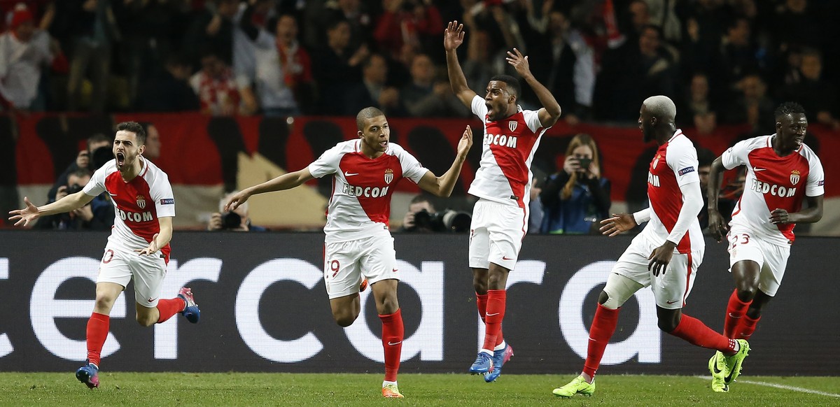 epa05850588 AS Monaco's Kylian Mbappe (C) celebrates with team-mates after scoring the 1-0 goal during the UEFA Champions League Round of 16, second leg soccer match between AS Monaco and Manches ...