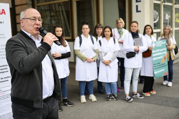 Pierre-Yves Maillard, gauche, Conseiller aux Etats vaudois et president de lÕUnion syndicale suisse parle pendant l&#039;action du 1er mai du syndicat UNIA lors du lancement d&#039;une petition en sou ...