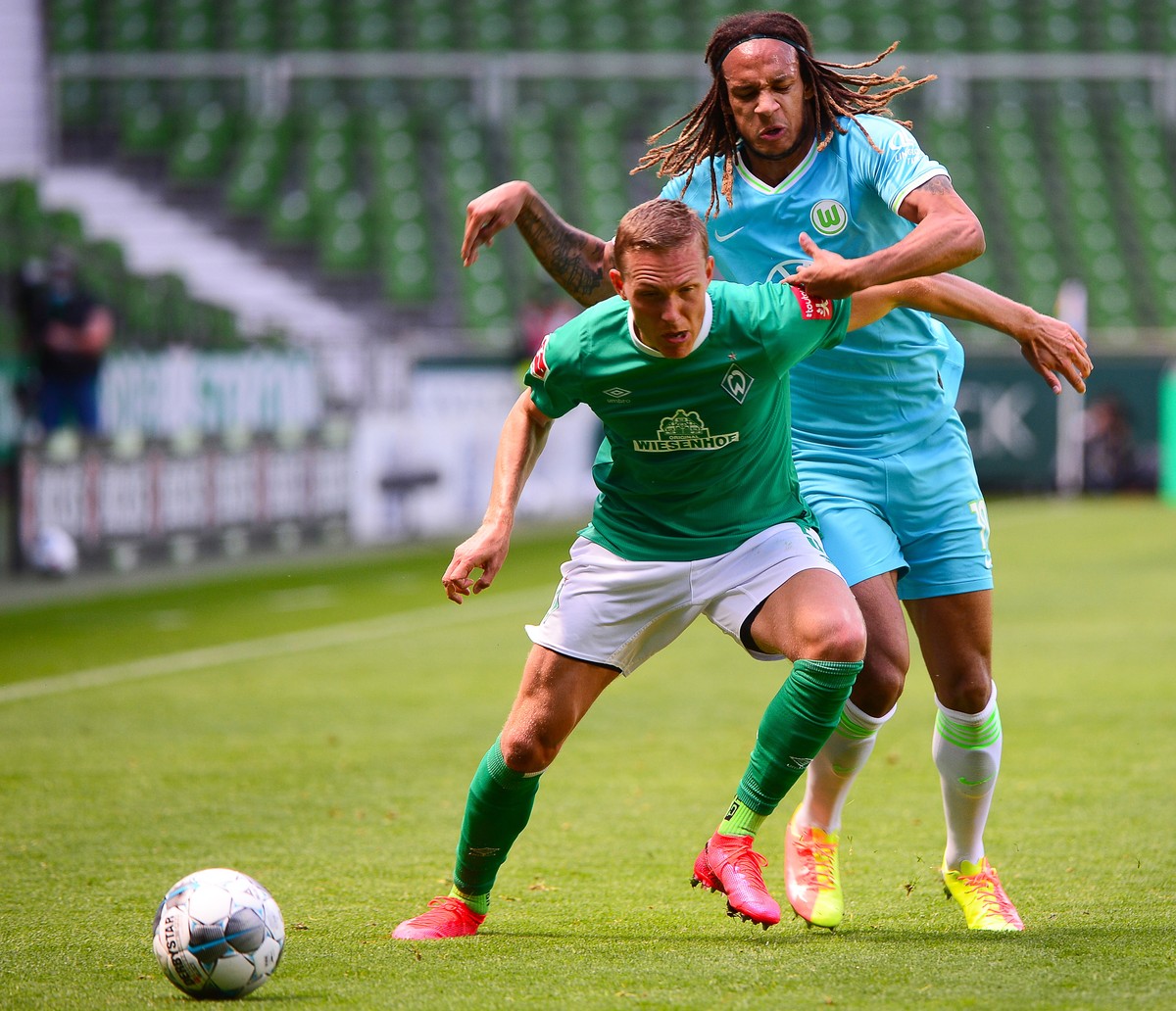 epa08471008 Bremen's Ludwig Augustinsson (L) in action against Wolfsburg's Kevin Mbabu (R) during the German Bundesliga soccer match between Werder Bremen and VfL Wolfsburg in Bremen, northe ...