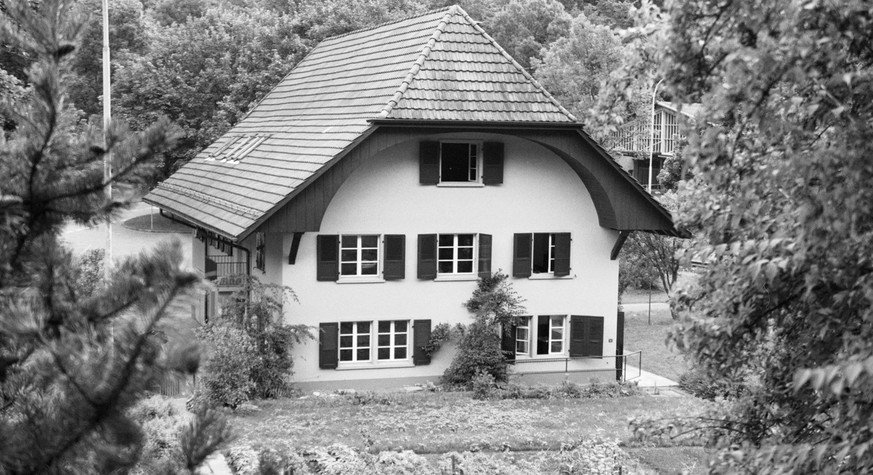 Haus in einem Waldstück bei Burgdorf BE. In diesem Haus soll sich die Kommandozentrale der enttarnten Geheimarmee P-26 befunden haben.