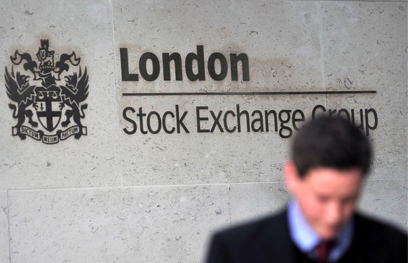 epa01604878 A Stock Exchange employee exits the London Stock Exchange in London, Britain, 19 January 2009. The British government has announced a second package of measures to encourage banks to lend  ...